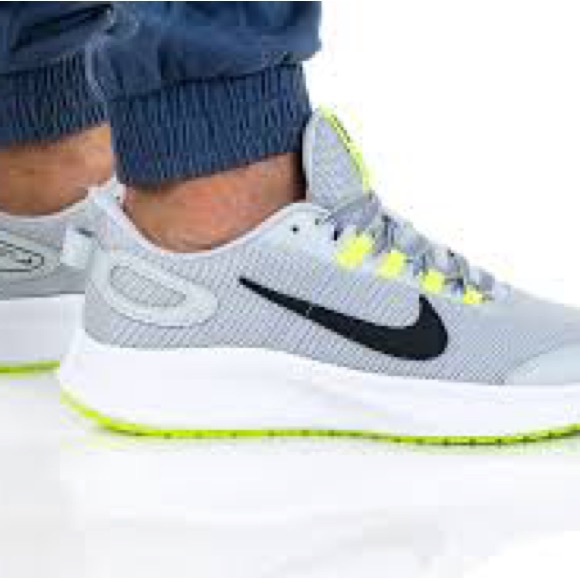 Nike size 10, grey colour with a touch of lemon green and black - Picture 7 of 7